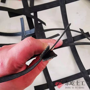 厂家现货供应双向土工格栅 钢塑格栅 养殖黑格子网